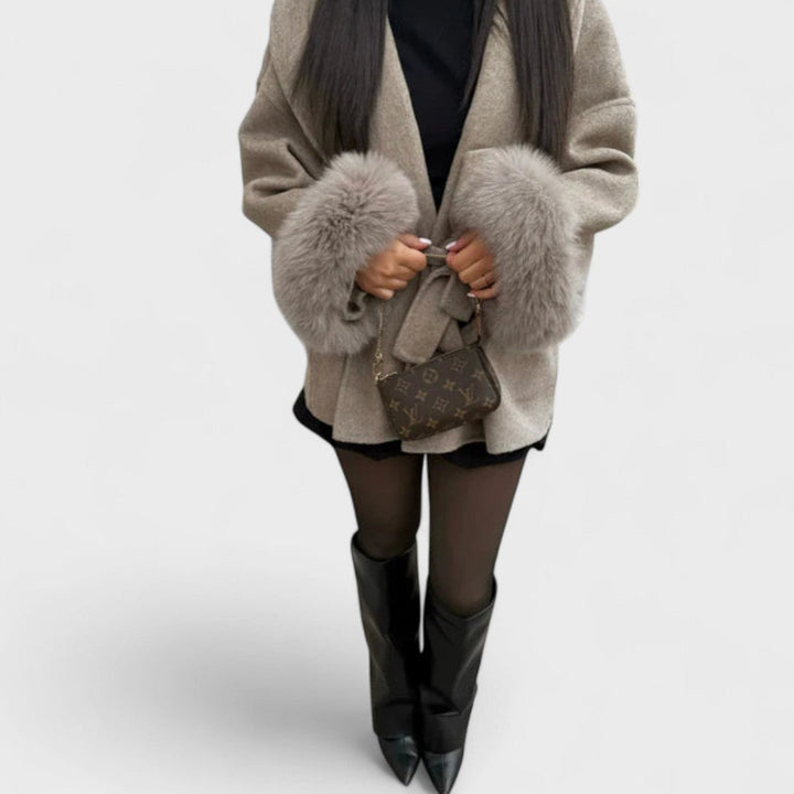 Antonella  – Cappotto elegante con dettagli in pelliccia ecologica