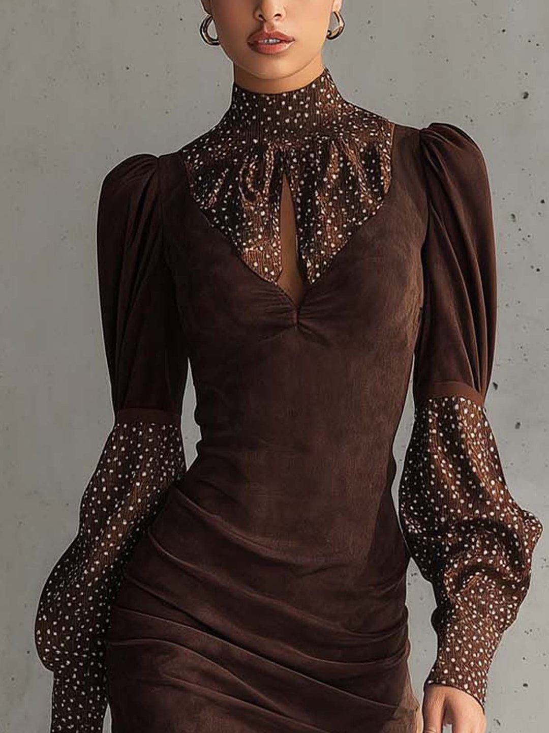 Beatrice – Abito bodycon in finta suede marrone con pois in raso
