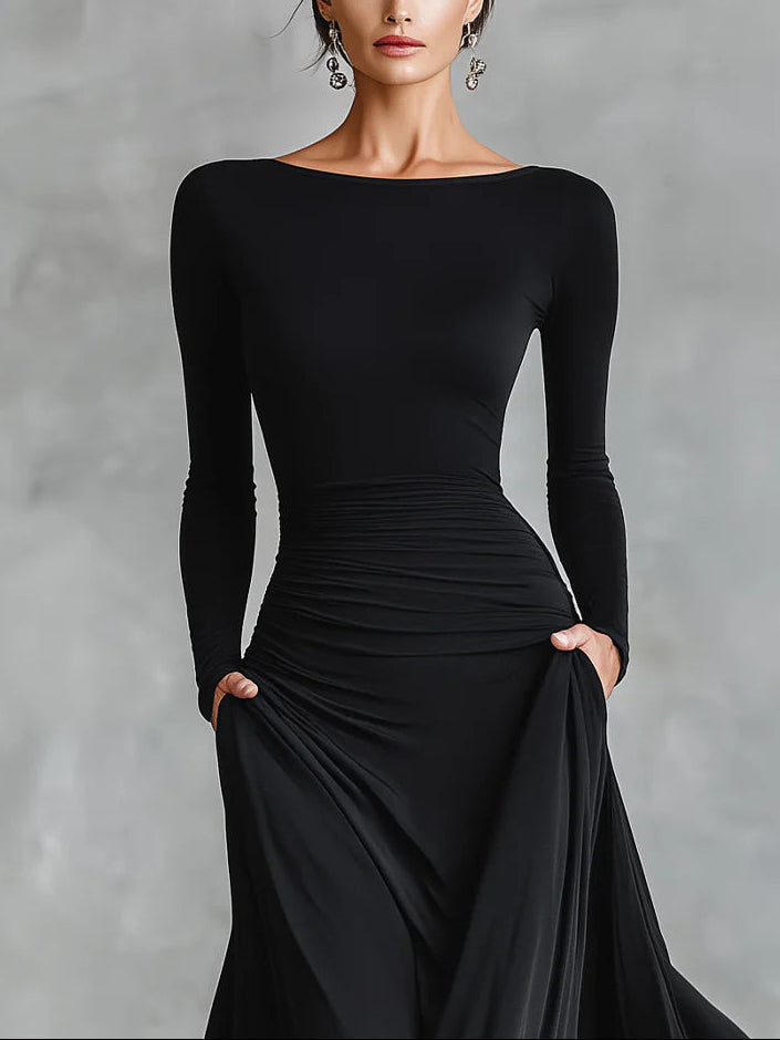Chiara – Abito lungo nero moderno in crepe con scollo a barca plissettato