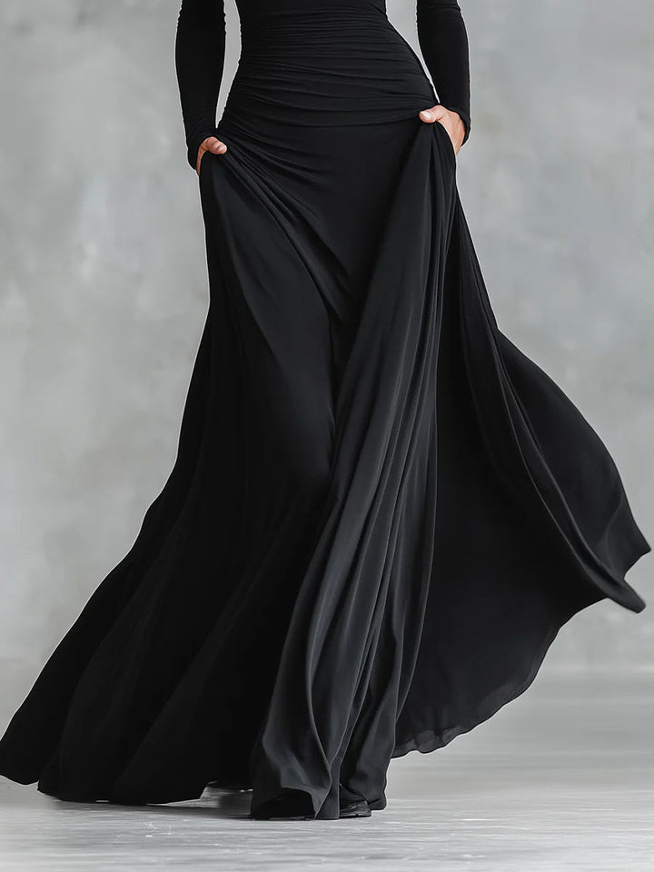 Chiara – Abito lungo nero moderno in crepe con scollo a barca plissettato