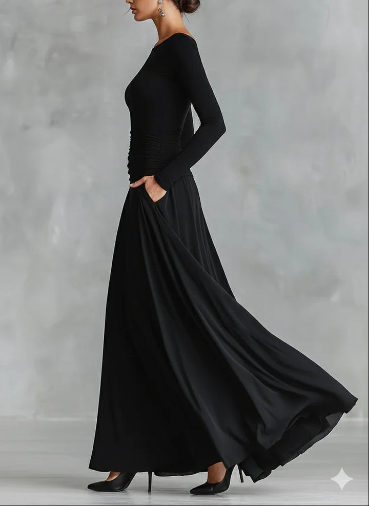 Chiara – Abito lungo nero moderno in crepe con scollo a barca plissettato
