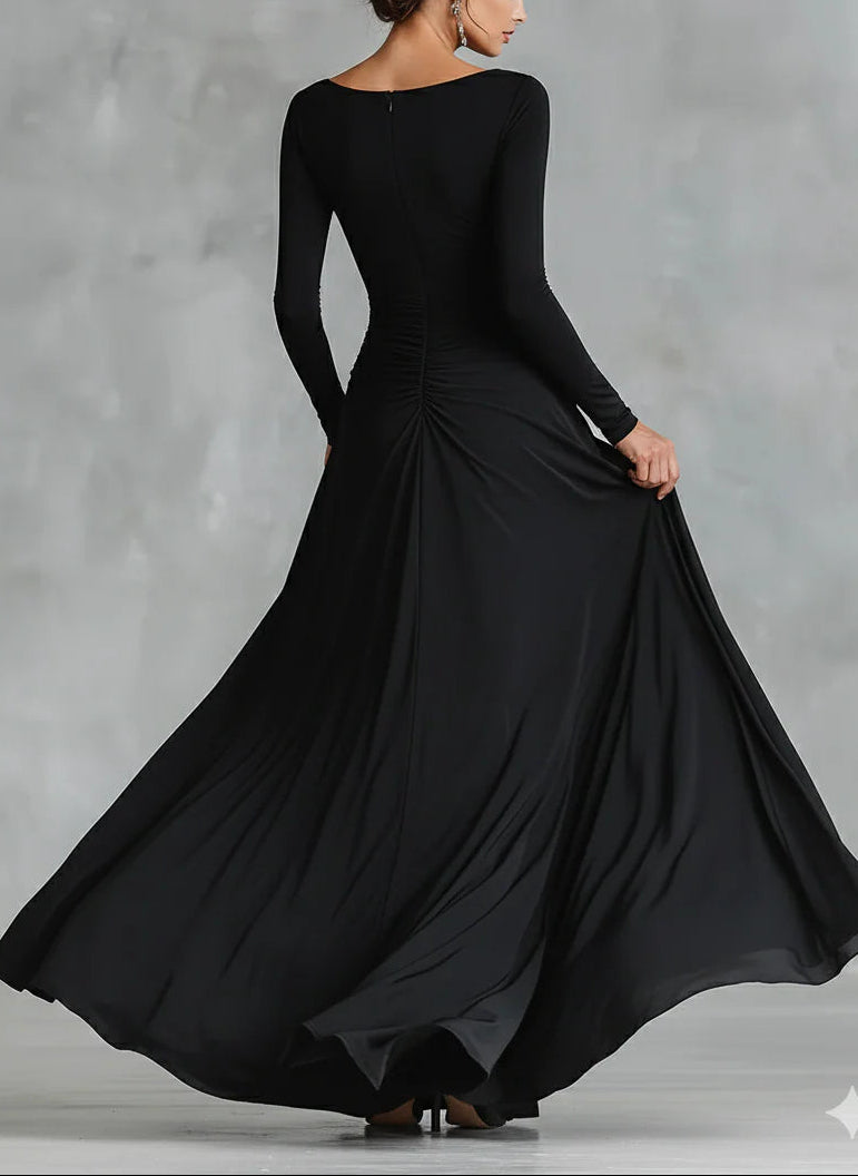Chiara – Abito lungo nero moderno in crepe con scollo a barca plissettato