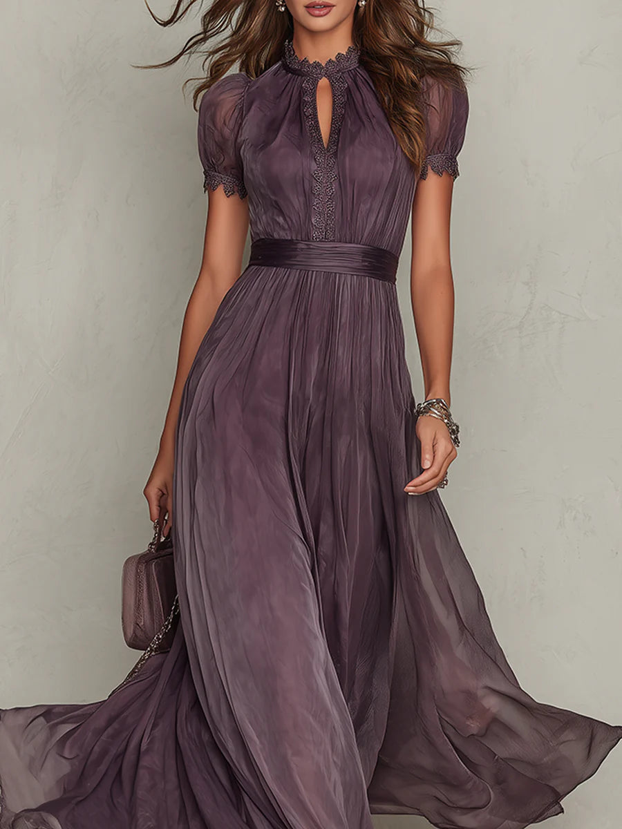 Flavia – Abito lungo viola con scollo a chiave e bordo in pizzo
