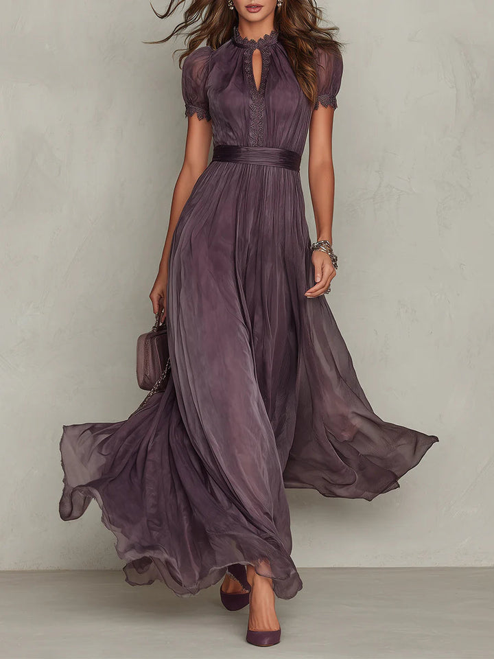 Flavia – Abito lungo viola con scollo a chiave e bordo in pizzo