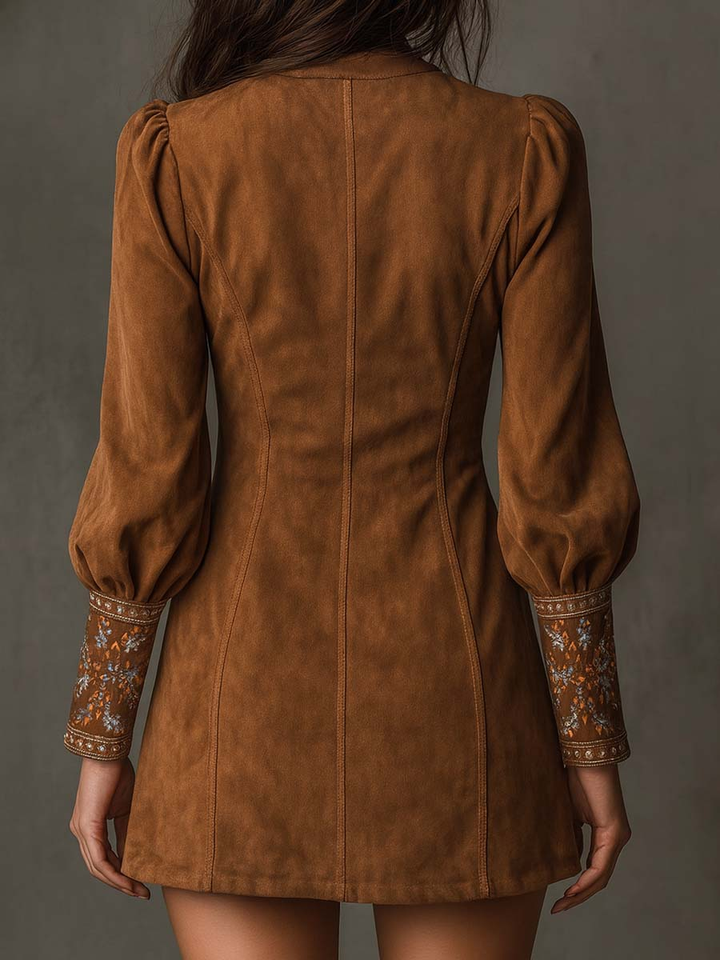Bianca – Vestito mini in suede marrone vintage con scollo a V ricamato