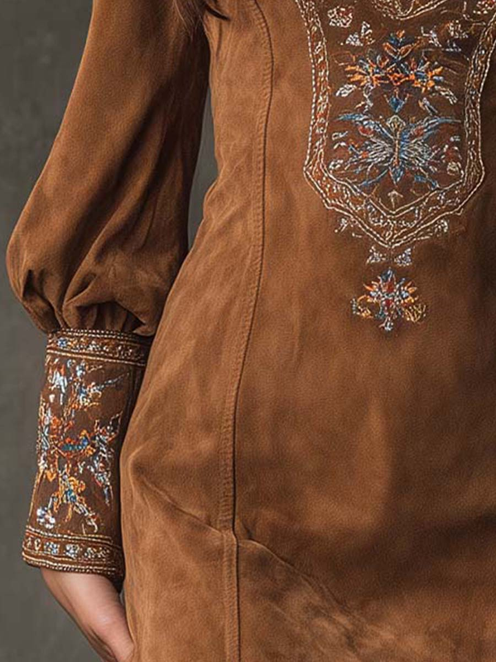 Bianca – Vestito mini in suede marrone vintage con scollo a V ricamato