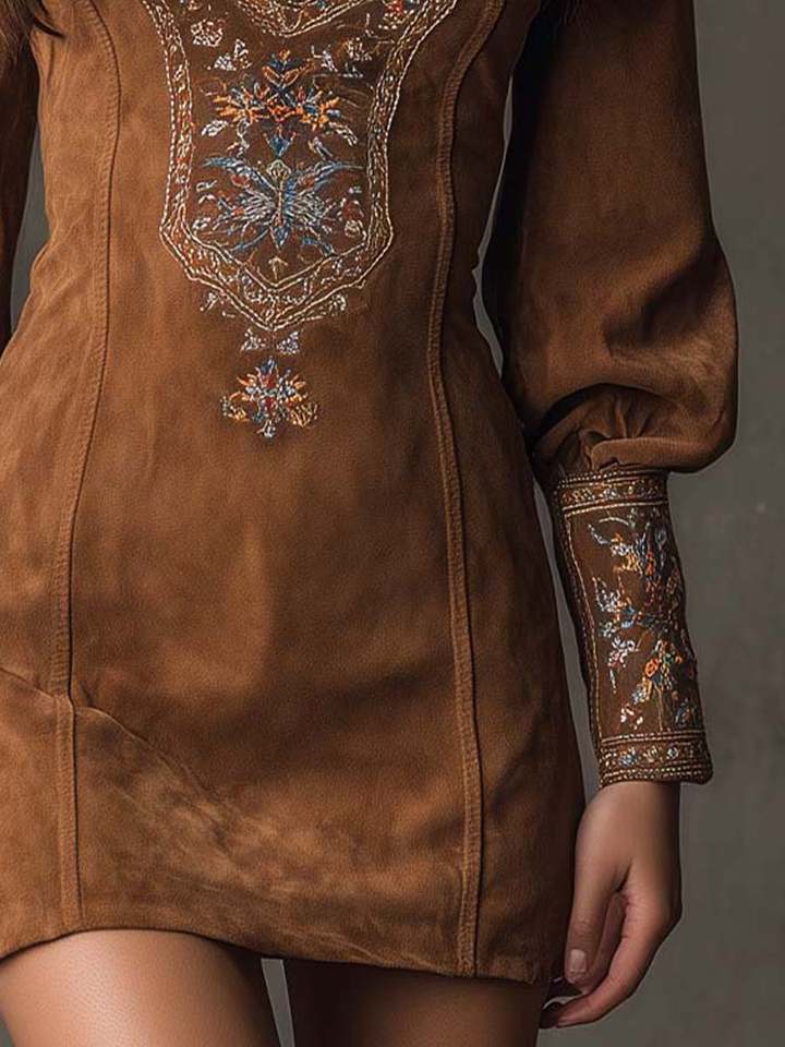Bianca – Vestito mini in suede marrone vintage con scollo a V ricamato