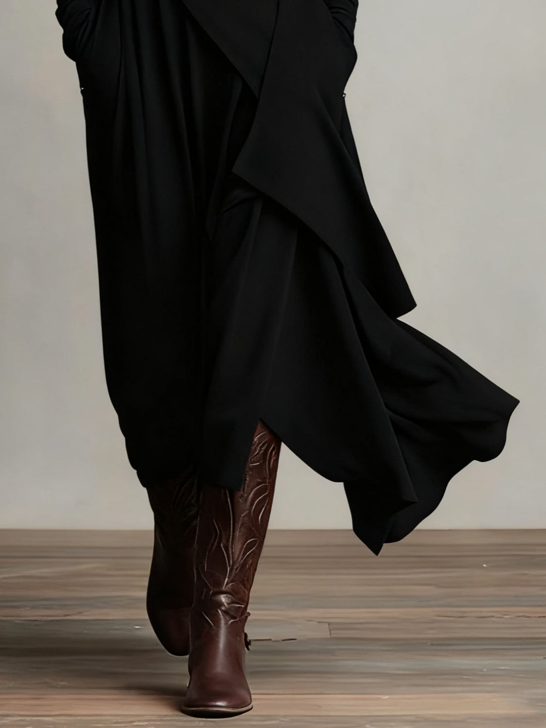 Sandra – Vestito maxi plissettato asimmetrico con collo alto viola