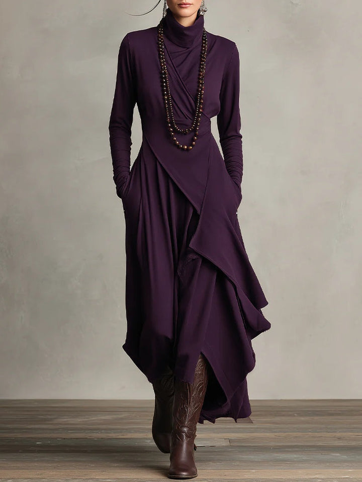 Sandra – Vestito maxi plissettato asimmetrico con collo alto viola