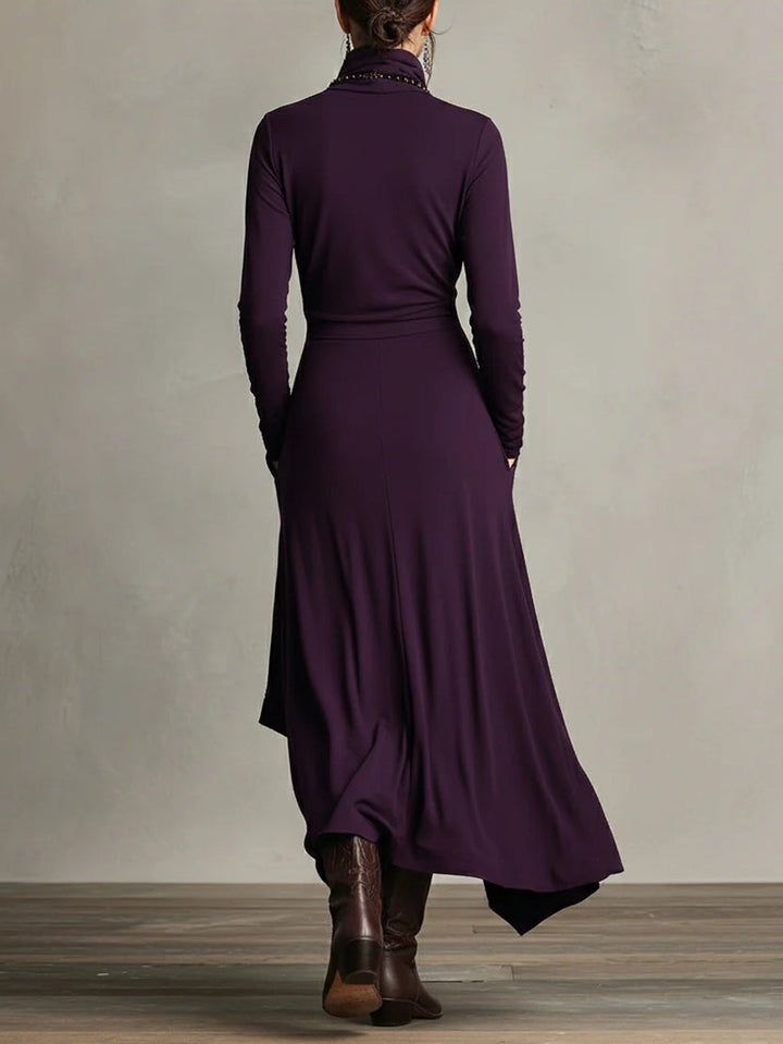 Sandra – Vestito maxi plissettato asimmetrico con collo alto viola