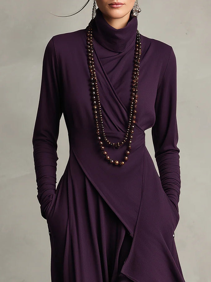 Sandra – Vestito maxi plissettato asimmetrico con collo alto viola