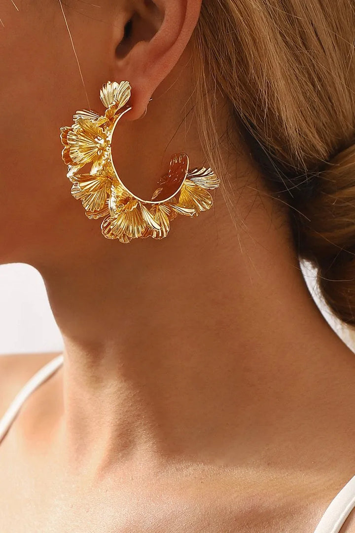 Hadley – Orecchini a forma di C con design floreale